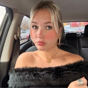 Meet your Posher, Elise
